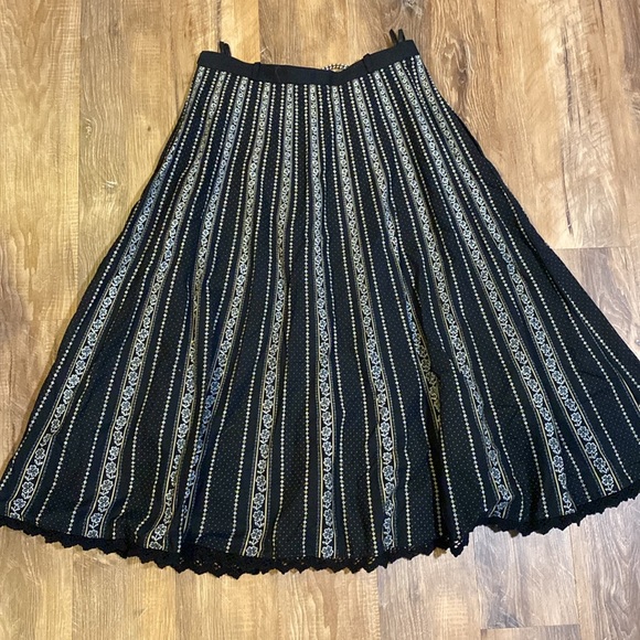 Traditional German Skirt - Picture 6 of 7